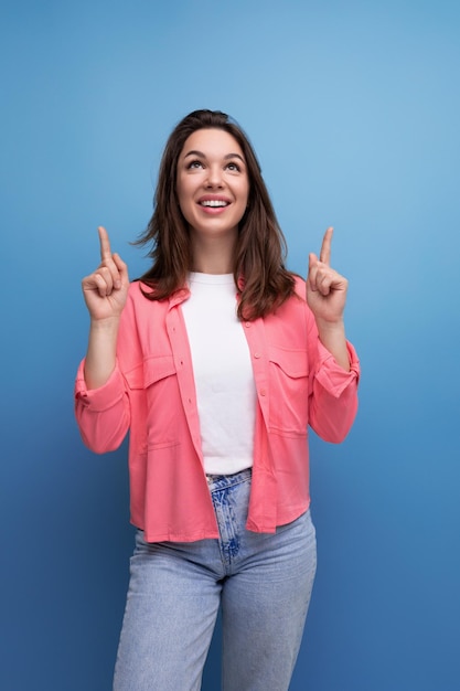 Succesvolle vrolijke brunette vrouw met haar onder haar schouders in een shirt