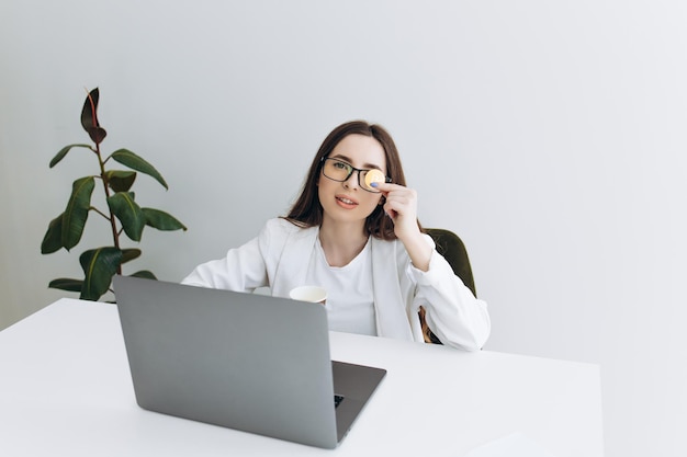 Succesvolle vrouw met gouden bitcoin in haar hand