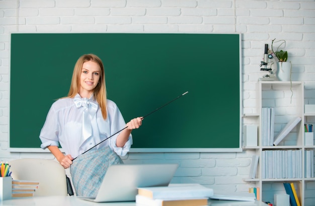 Succesvolle vrouwelijke student in de klas van een universitaire middelbare schoolstudent die Engels leert of