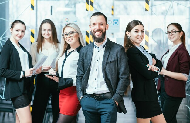 Succesvolle zakelijke teamleider. Solide team van zakelijke professionals die glimlachen naar jaarlijkse omzetresultaten.