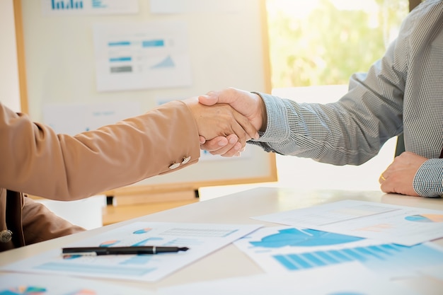 Succesvolle zakenlieden handshaking na goede deal