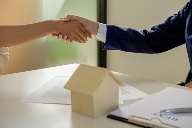 Foto succesvolle zakenlieden handshaking na goede deal.