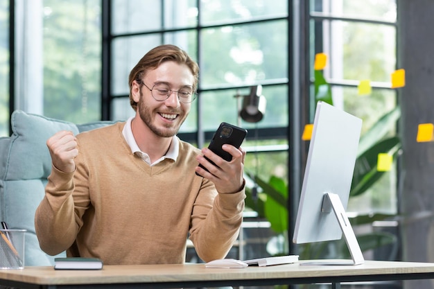 Succesvolle zakenman baas die werkt in een modern kantoorgebouw aan een bureau met behulp van een laptop man met