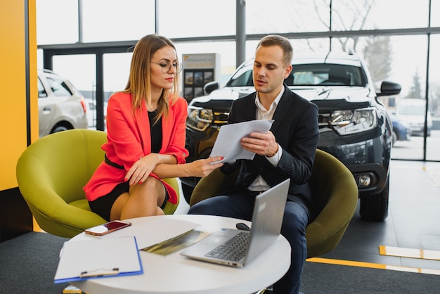 Succesvolle zakenman in een autodealer