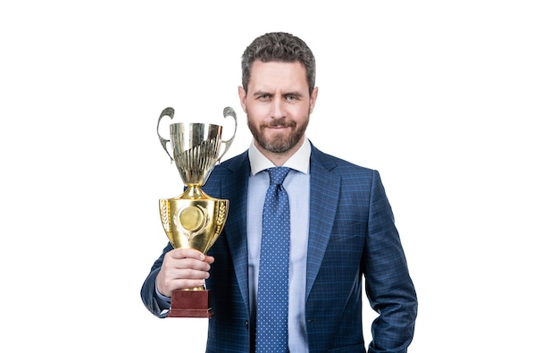 Succesvolle zakenman man in pak houden kampioen cup s zakelijke beloning geïsoleerd op wit zakelijk succes