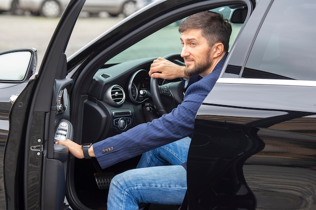 Succesvolle zakenman rijdt in een dure auto