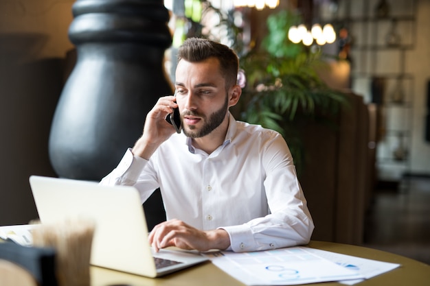 Succesvolle zakenman spreken via de telefoon