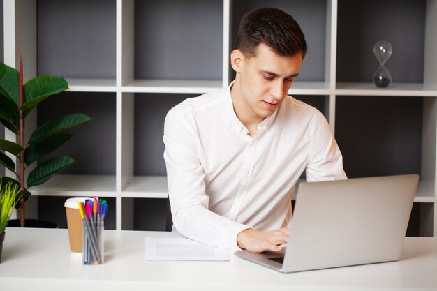 Succesvolle zakenman werken in het kantoor op de computer