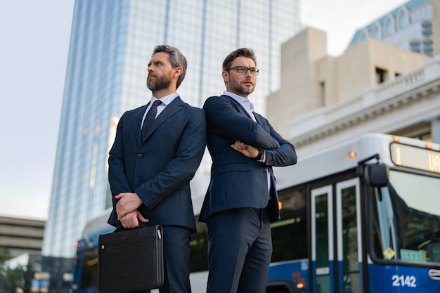 Succesvolle zakenmannen poseren buiten in de Amerikaanse straatreclame voor zakenmansucces t