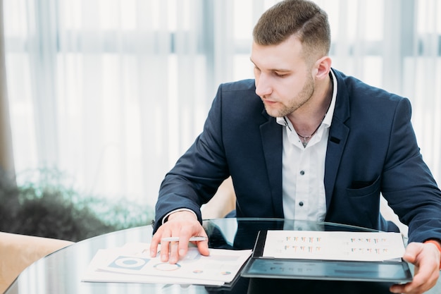 Succesvolle zakenmens in bureauwerkruimte