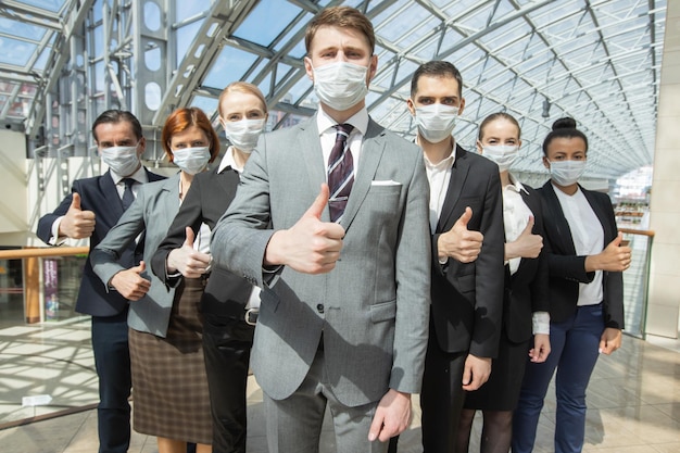 Succesvolle zakenmensen die maskers dragen