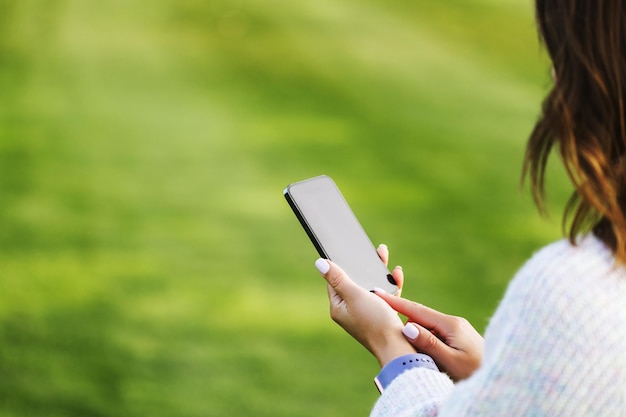 Succesvolle zakenvrouw die telefoon gebruikt