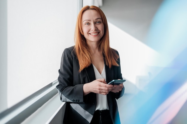 Succesvolle zakenvrouw met haar telefoon Portret