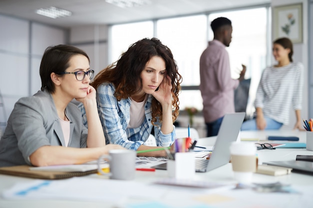 Succesvolle zakenvrouw werken in office