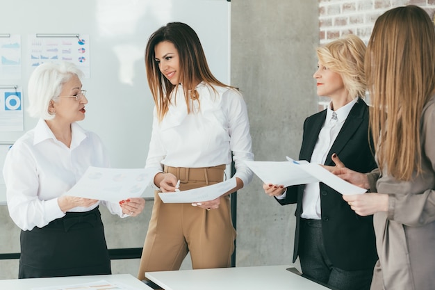 succesvolle zakenvrouwen. krachtig vrouwelijk bedrijf