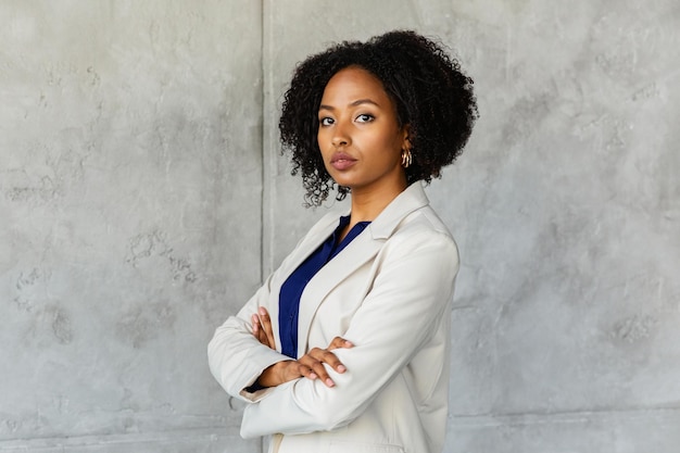 Succesvolle, zelfverzekerde, mooie, jonge, Afro-Amerikaanse vrouwelijke manager.