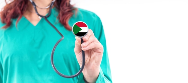 Женщина-врач национальной системы здравоохранения Судана со стетоскопом