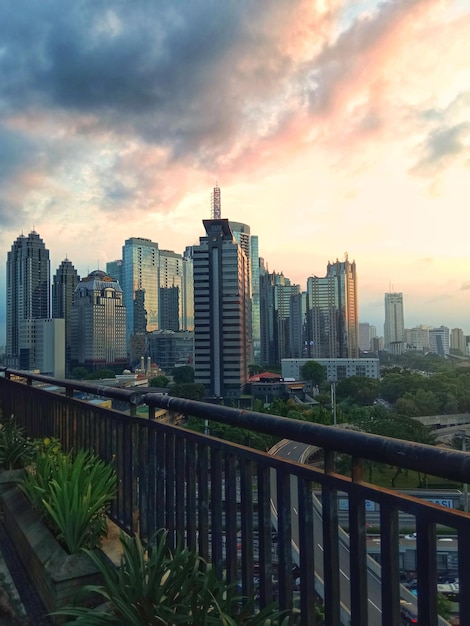 Photo sudirman central business district jakarta at sunset taken from roof top of plaza semanggi