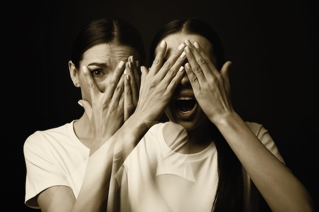 Foto soffre di allucinazioni doppia esposizione con foto di donne su sfondo nero colore tonato