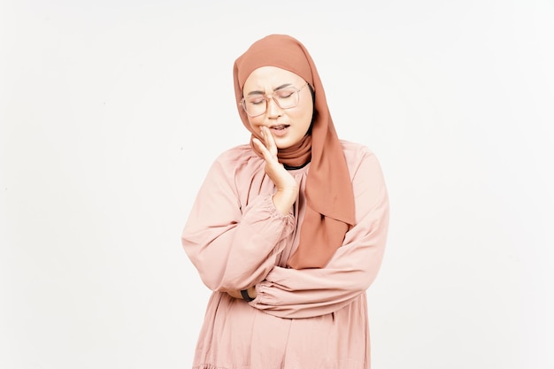 흰색 배경에 고립 된 히잡을 쓰고 아름 다운 아시아 여자의 고통 치통