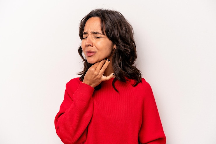 Photo suffers pain in throat due a virus or infection