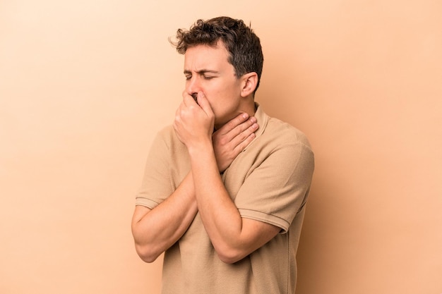 Страдает болью в горле из-за вируса или инфекции