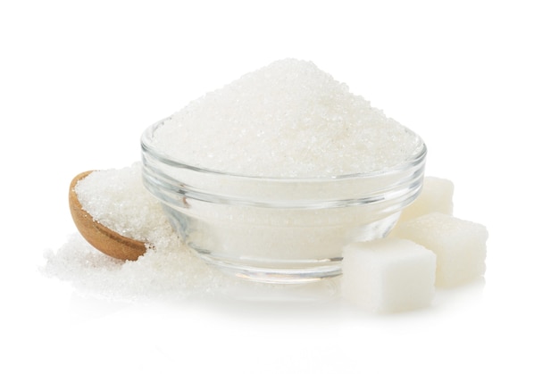 Zucchero in ciotola isolato su sfondo bianco