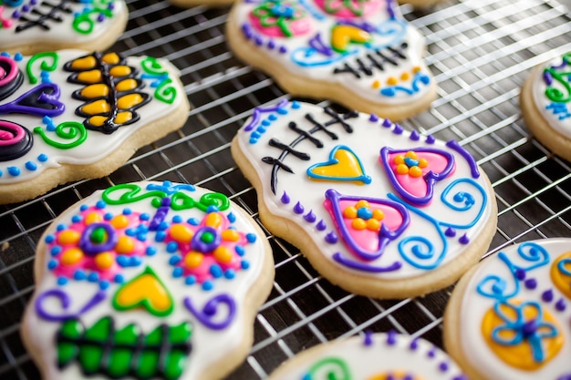 DÃƒÂa de Muertos-Day of the Dead 휴가를 위해 다채로운 왕실 장식으로 장식된 설탕 해골 모양의 설탕 쿠키.