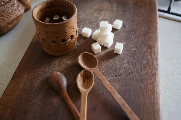 Foto zucchero a cubetti sparsi sul tagliere della cucina