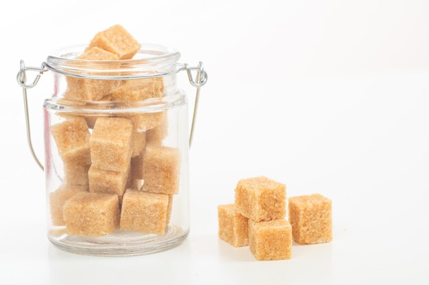 Photo sugar cubes on white background