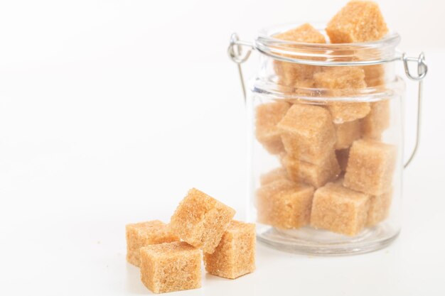 Photo sugar cubes on white background