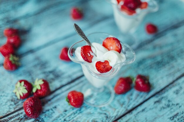 Foto dolce di zucchero con gelato e frutti di bosco