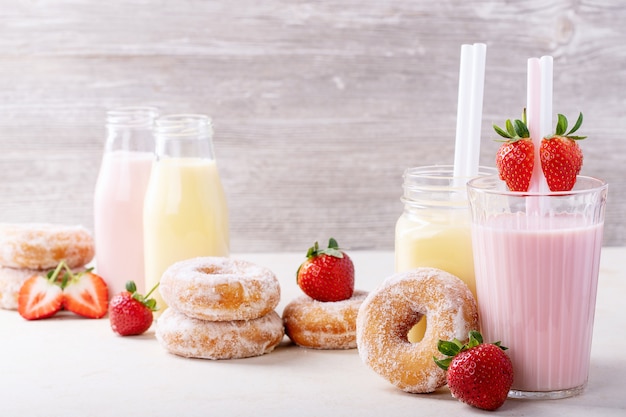 Sugar donuts served with milkshakes