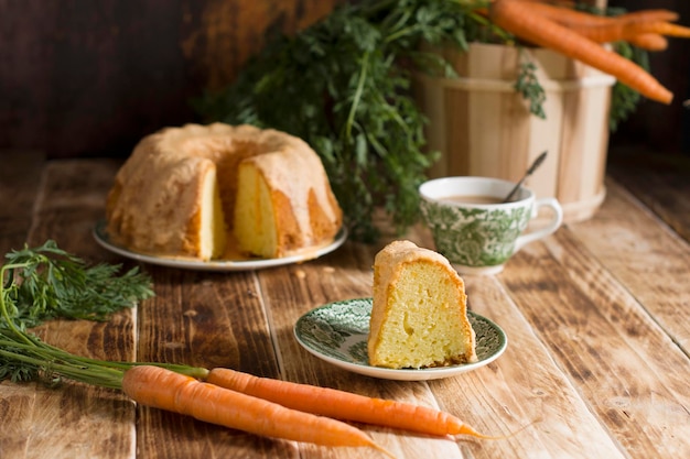 Foto torta di carota con glassa di zucchero prodotti da forno fatti in casa natura morta rustica tazza del giorno della torta di carrota nazionale