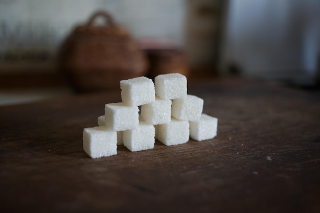 写真 キッチンボードに散らばっている立方体の砂糖
