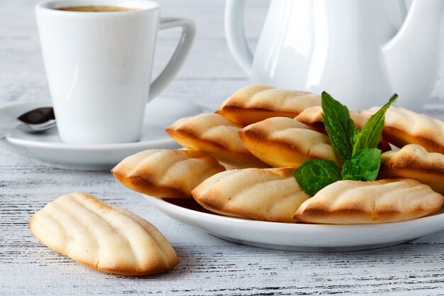 Foto madeleine in polvere con zucchero e menta