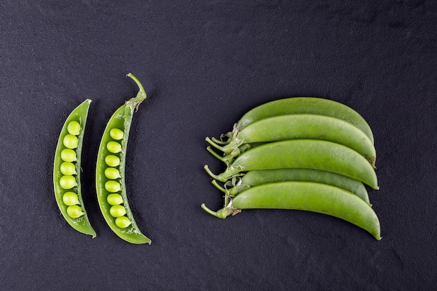 Sugar snap erwten met munt op een rustieke houten ondergrond