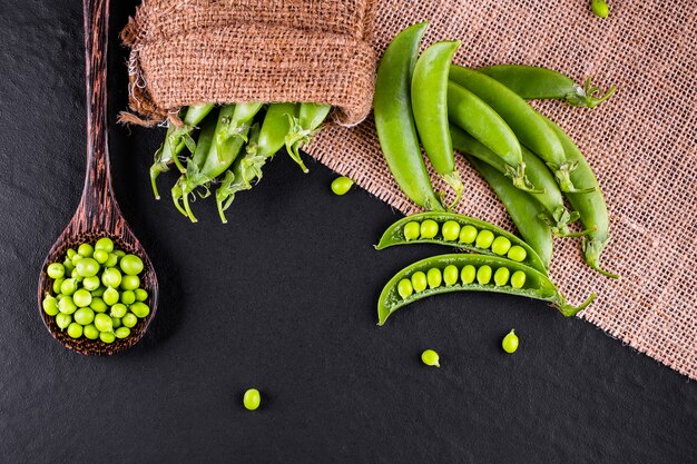 Photo sugar snap peas with mint on a rustic wood background