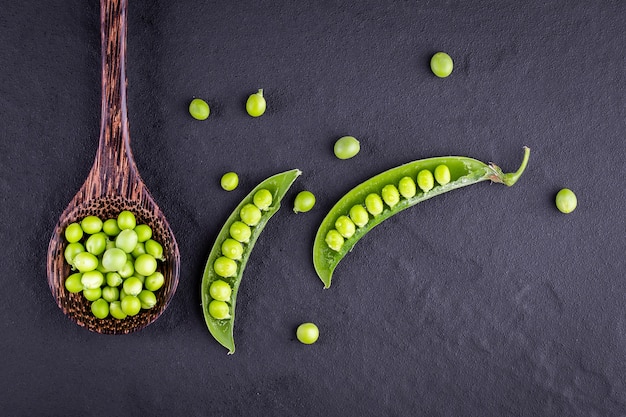 Foto piselli zuccherati alla menta su fondo di legno rustico