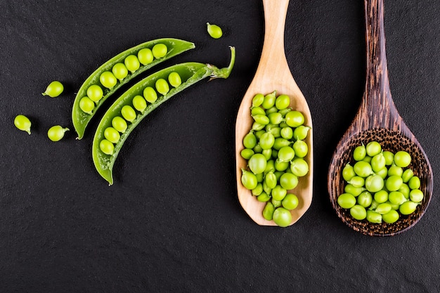 Sugar snaps met munt op een rustieke houten ondergrond