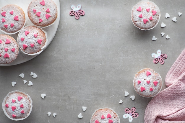 Muffin ricoperti di zucchero con cuori di glassa fondente rosa e bianchi