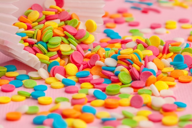 砂糖はピンクの段ボールに食べ物を振りかける