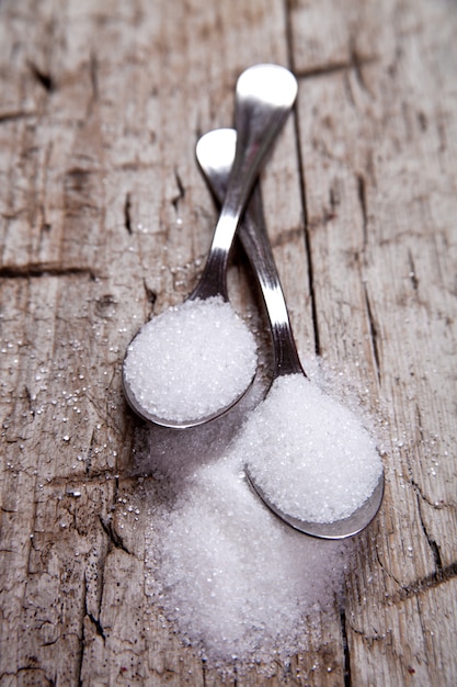 Foto zucchero in due cucchiai