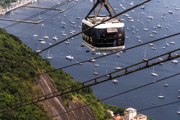 Sugarloaf-kabelbaan die over Guanaraba Bay en Botafogo-strand Morro da Urca en Morro do Pao de Acucar gaat Zonnige ochtend