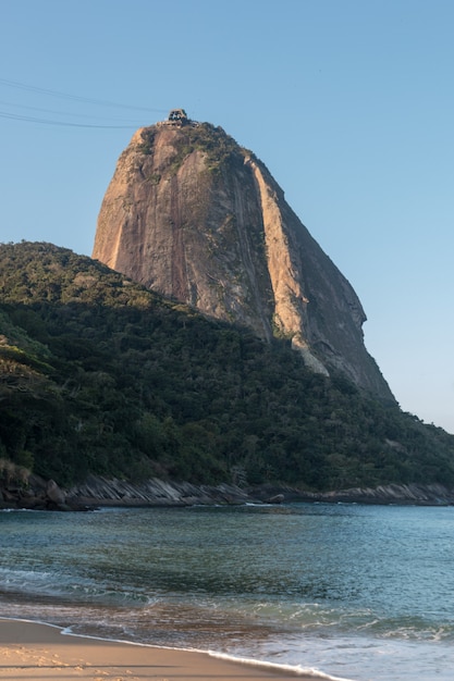 Foto il pan di zucchero visto dalla spiaggia rossa di urca a rio de janeiro in brasile.