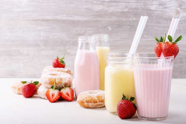 Suiker donuts geserveerd met milkshakes