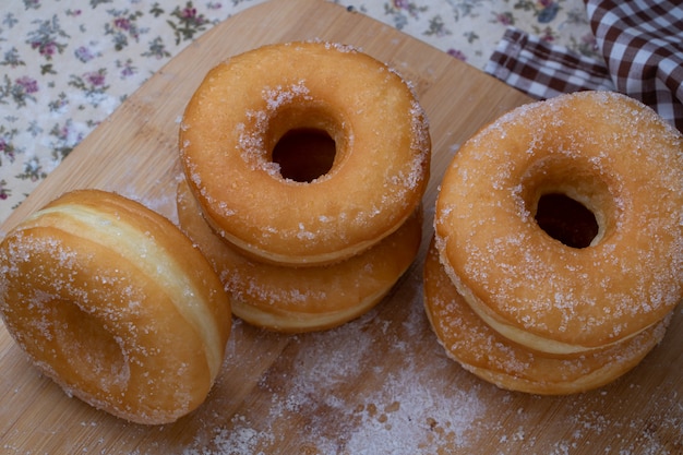 Suiker donuts op een houten bord