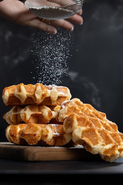 Suiker op belgische wafels gooien