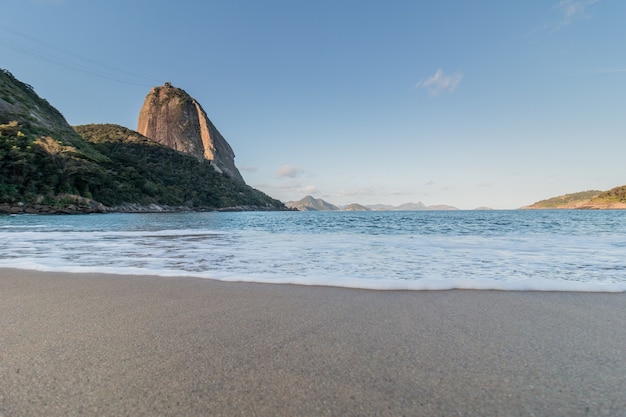 Suikerbroodberg gezien vanaf het rode strand van Urca in Rio de Janeiro, Brazilië.