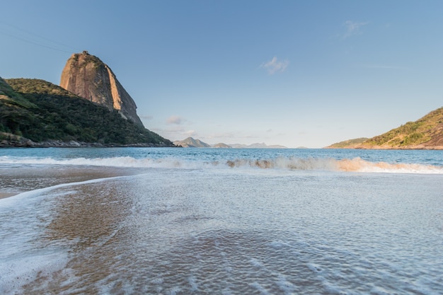 Suikerbroodberg gezien vanaf het rode strand van urca in rio de janeiro, brazilië.